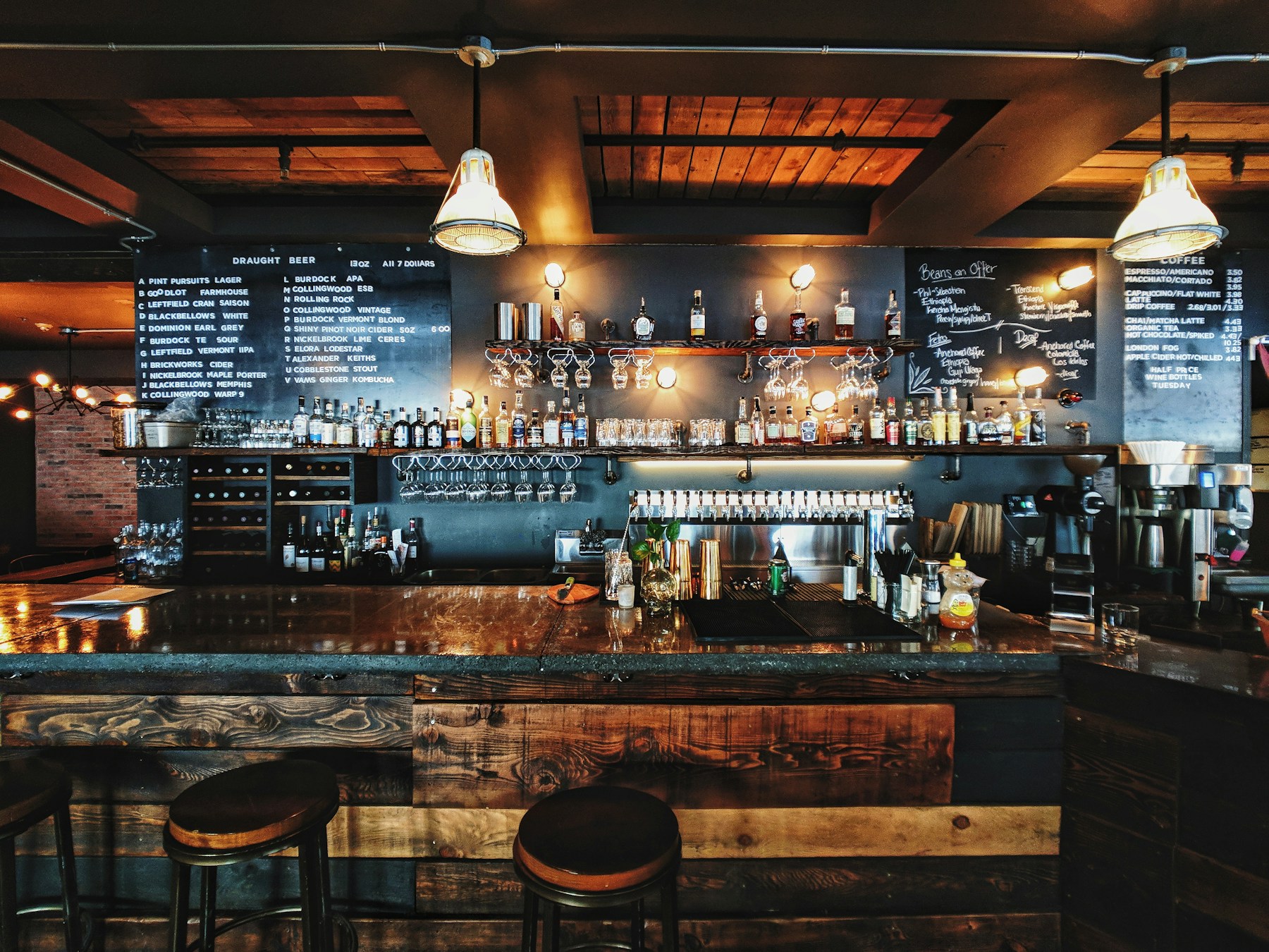 Srebrny bar restauracyjny z koktajlem i szkłem na granatowym tle